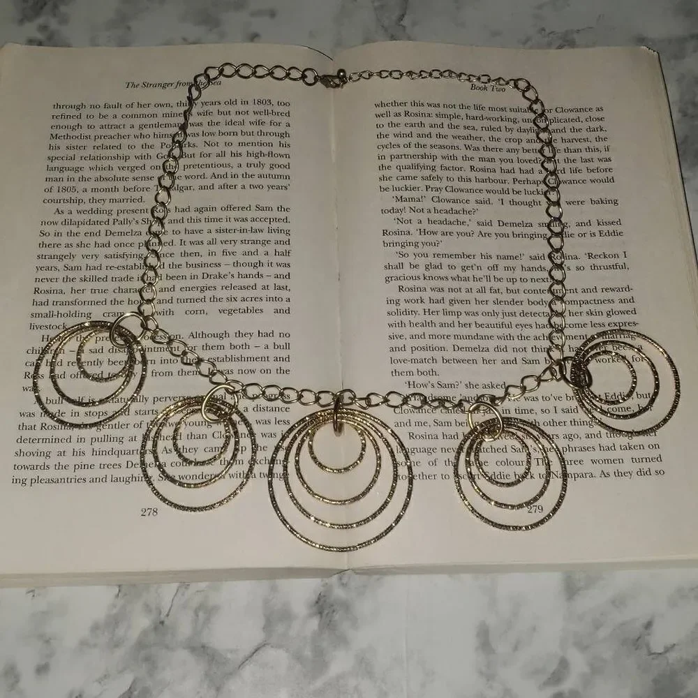 ‎Golden Circle Hooped Rings Necklace